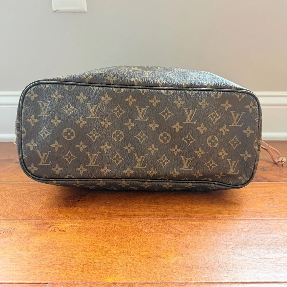 Women’s Tote - Picture 3 of 9